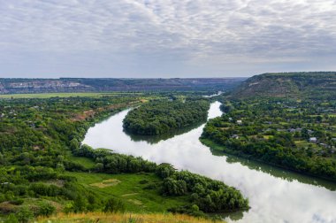 Dniester Nehri 'nin sularında gökyüzünün yansımaları. Ortasında da bir ada var..