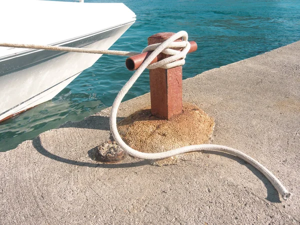 mavi okyanus ve iskelede demirleme bir yat