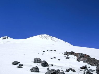 Elbruz Dağı bembeyaz üst mavi gökyüzünün altında