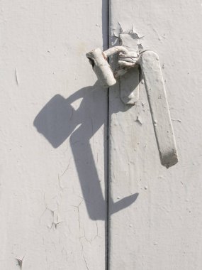 eski beyaz boyalı kilitli kırık kapı