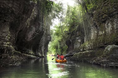 güzel bir berrak dağ nehrinde rafting
