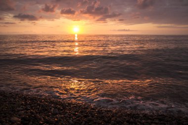 Sıcak denizin üzerinde güzel bir yaz günbatımı