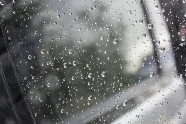 Gotas de lluvia en vidrio de ventana del coche — Foto de Stock