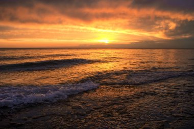 Sıcak denizin üzerinde güzel bir yaz günbatımı
