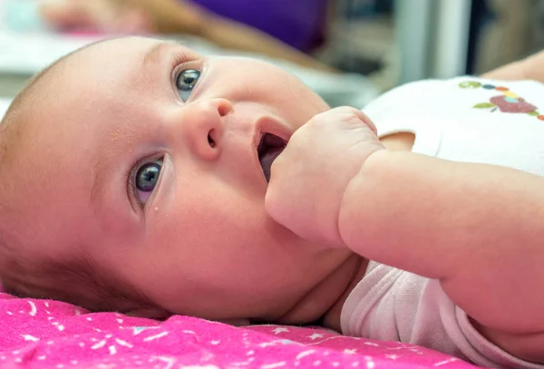 Blanco alegre bebé chico chupa su mano — Foto de Stock