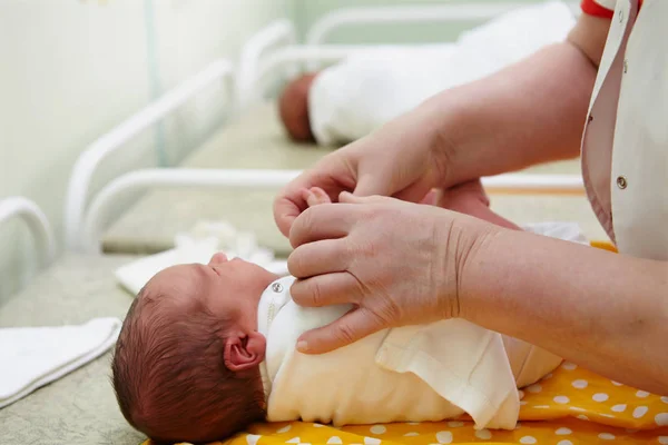 Los recién nacidos se extraen del hospital de maternidad. Envoltura, ropa, manos . — Foto de Stock