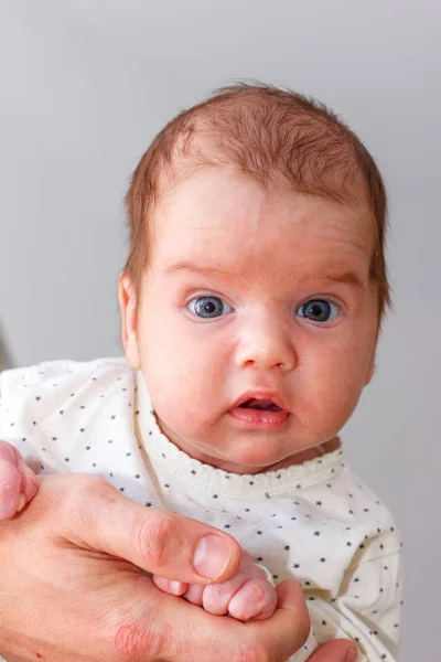 1 mes adorable bebé niño acostado en la barriga en sus padres manos — Foto de Stock