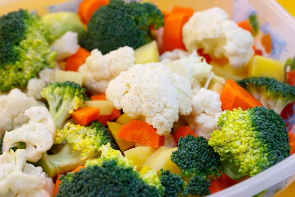 新鮮な野菜は健康的な食べ物の基礎です。明るいニンジン、ブロッコリー、カリフラワー、キャベツは野菜やベジタリアン食を調理するための材料です。ソフトフォーカス. — ストック写真