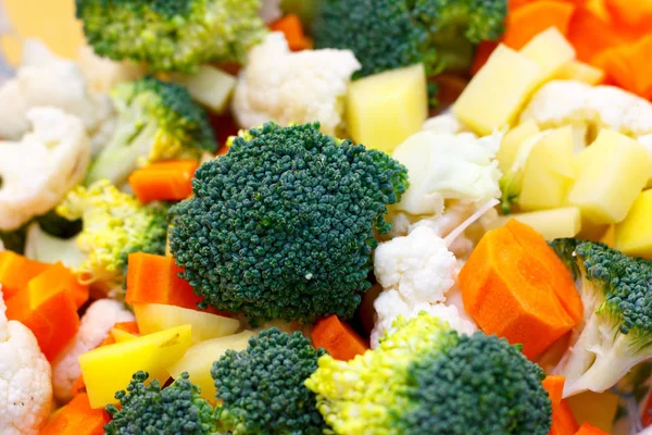 Verse groenten zijn basis van gezonde voeding. Lichte wortelen, broccoli, bloemkool, kool zijn ingrediënten voor het koken van groenten en een vegetarisch dieet. Zachte focus. — Stockfoto