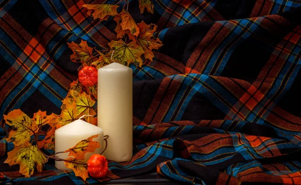Kabak, mum ve yaprakları ile Autunm kompozisyon. Konsept sonbahar konforu