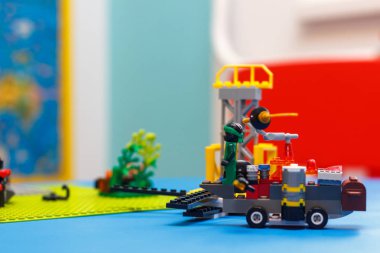 Mavi masada renkli lego blokları