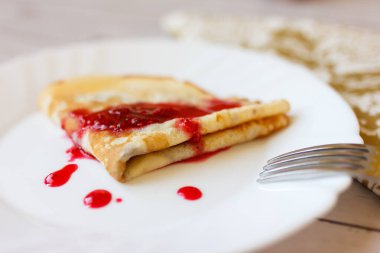 Ahududu reçelli tatlı, iştah açıcı krep