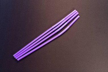 Siyah Arkaplanda Dört Paralel Esnek Plastik Çubuk