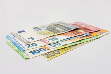 Beyaz arka plan üzerinde izole euro banknot, yakın çekim