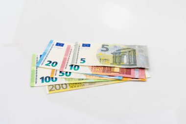 Beyaz Arkaplanda 5, 10, 20, 50, 100 ve 200 Euro 'luk banknotlar