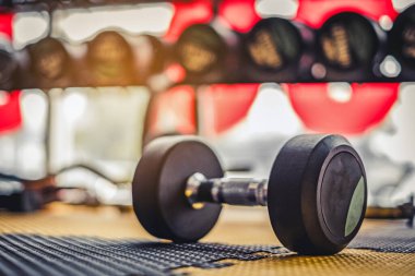 Siyah halter seti. Spor fitness merkezinde rafüzerinde birçok metal halter kapatın , Ağırlık Eğitim Ekipmanları kavramı.