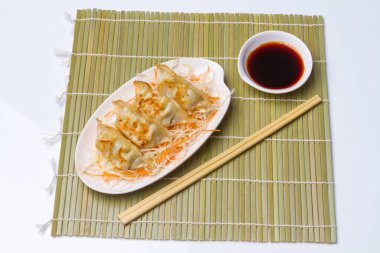 Japon gyoza 'sı ya da soya soslu hamur tatlısı.
