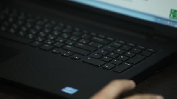 コンピューターのキーボードで女性の手をクローズ アップ — ストック動画
