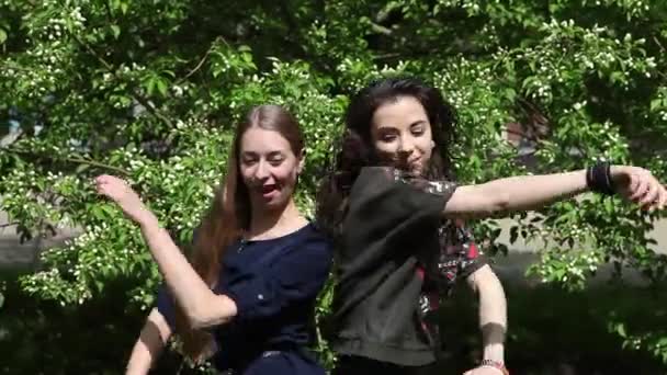 Duas Meninas Competem Uma Dança Fundo Folhagem Verde Jovens Mulheres — Vídeo de Stock