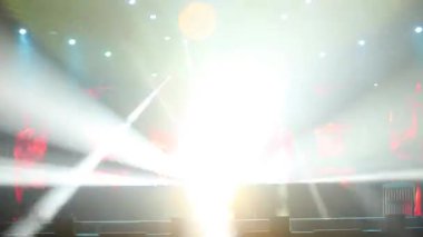 gece kulübü toplayan: ile dans kız ve alev yanıp söner ışıklar, duman, video ekran koruyucu