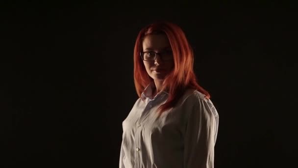 Egy Gyönyörű Lány Egy Fehér Póló Pózol Kamera Fekete Alapon — Stock videók