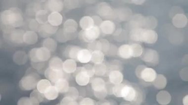 odak olmadan video: parlak daireler, Güneş ışınları su oyunu.