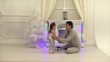 Baba şömine ve Noel ağacı arka plan üzerinde ağlayan kızın huzur veriyor.