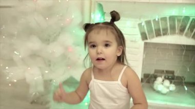 iki küçük kız dans komik şömine ve Noel ağacı arka plan üzerinde alt kısa öyküler
