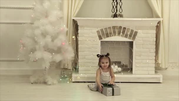 Niña Con Dos Colas Bailando Divertido Fondo Chimenea Árbol Navidad — Vídeos de Stock