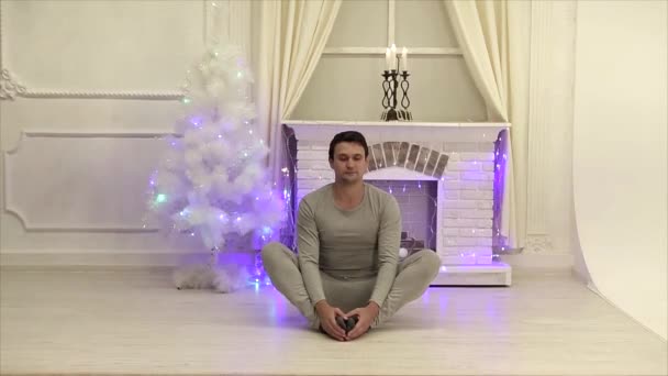 Ember Földön Jóga Póz Háttérben Kandalló Karácsonyfa Koszorú — Stock videók