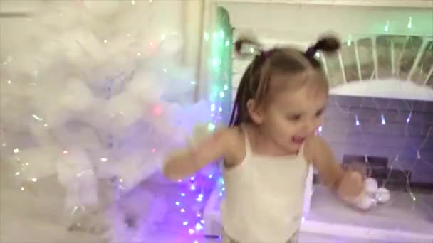 Két Kislány Farok Táncoló Vicces Háttérben Kandalló Karácsonyfa — Stock videók