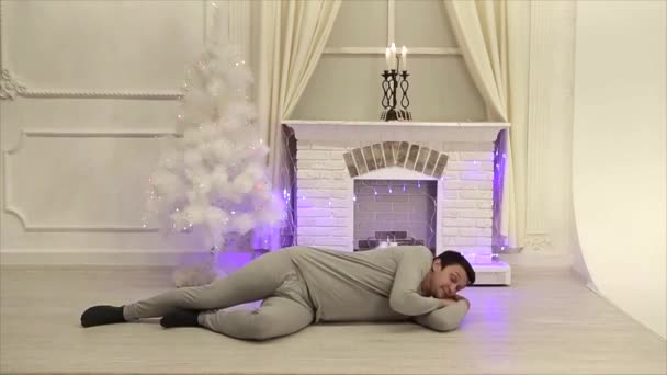 Hombre Sentado Suelo Postura Yoga Fondo Chimenea Árbol Navidad Guirnalda — Vídeo de stock