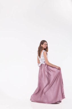 Beyaz arka plan üzerinde dans uzun elbiseli güzel uzun saçlı kız