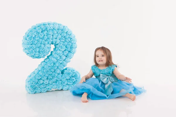 Menina Vestido Azul Figura Fundo Branco — Fotografia de Stock