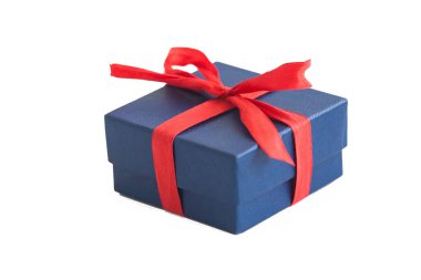 Mavi hediye kutusu beyaz zemin üzerine kırmızı yay ile. İzole sürpriz fotoğraf