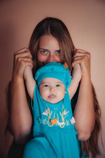 Baby Auf Den Händen Der Mutter Frau Und Kind Blau — Stockfoto