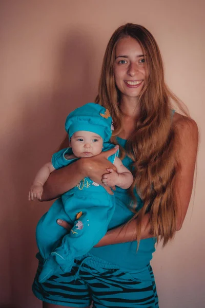 Bebek Annenin Ellerinde Kadın Çocuk Mavili — Stok fotoğraf