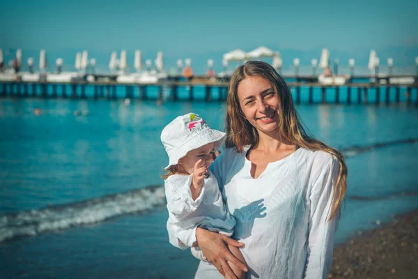 Çocuk Deniz Bir Arka Plan Üzerinde Olan Bir Kadın Portresi — Stok fotoğraf