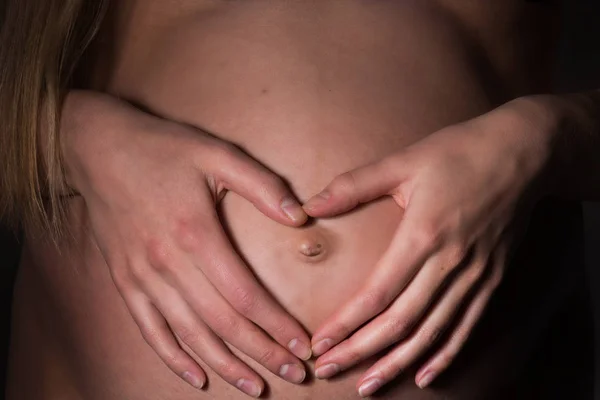 Una Mujer Embarazada Cogida Mano Vientre — Foto de Stock