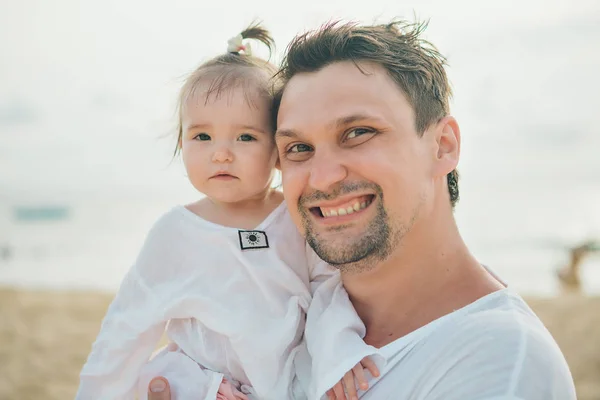 Papa Tient Bébé Dans Ses Bras Sur Fond Plage Végétation — Photo