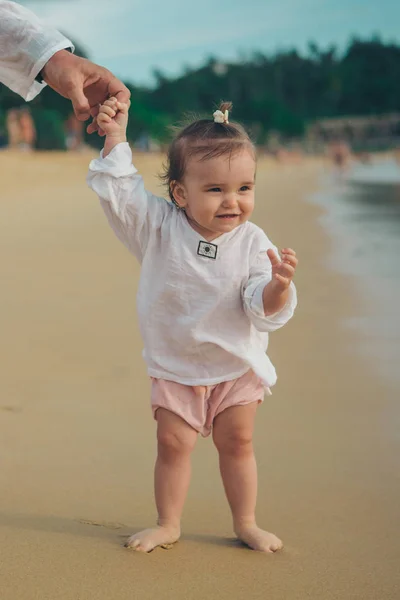 Malé Dítě Učí Chodit Drží Ruku Rodičů Pobřeží Moře — Stock fotografie