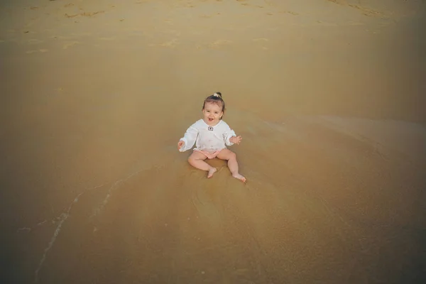 Petite Fille Vêtements Blancs Jouant Avec Sable Sur Plage Parmi — Photo