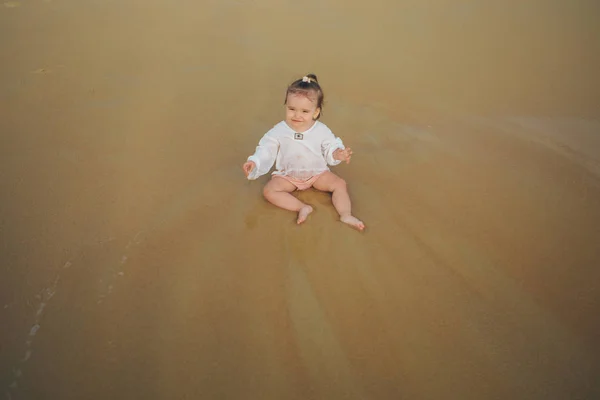 Little Girl White Clothes Playing Sand Beach Waves — Stock Photo, Image