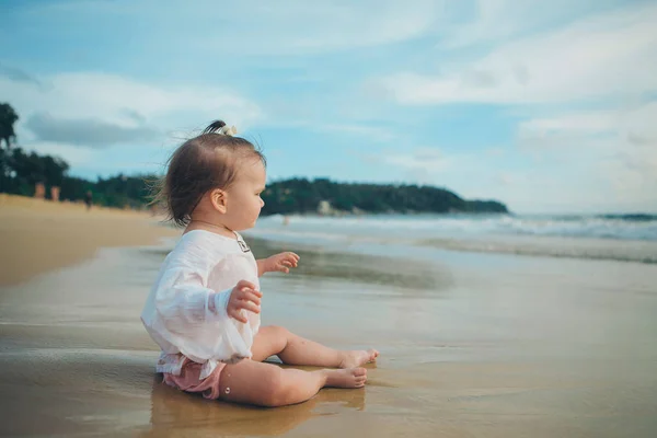 Petite Fille Vêtements Blancs Jouant Avec Sable Sur Plage Parmi — Photo