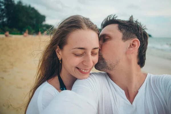 笑みを浮かべて男と女 Selfie ビーチと熱帯植物の背景 — ストック写真