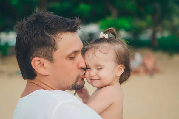 Baba Bebek Plaj Tropikal Bitki Örtüsü Arka Plan Kollarını Tutar — Stok fotoğraf