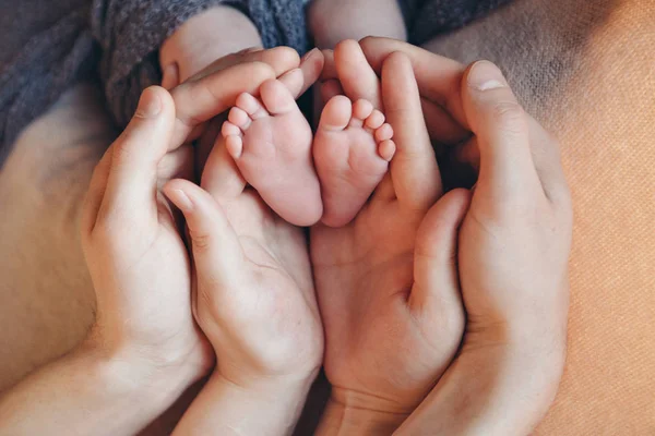 Pies Del Bebé Recién Nacido Madre Sosteniendo Las Piernas Del —  Fotos de Stock