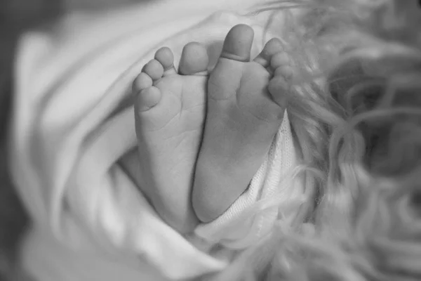 Baby Voeten Gewikkeld Een Deken Close — Stockfoto