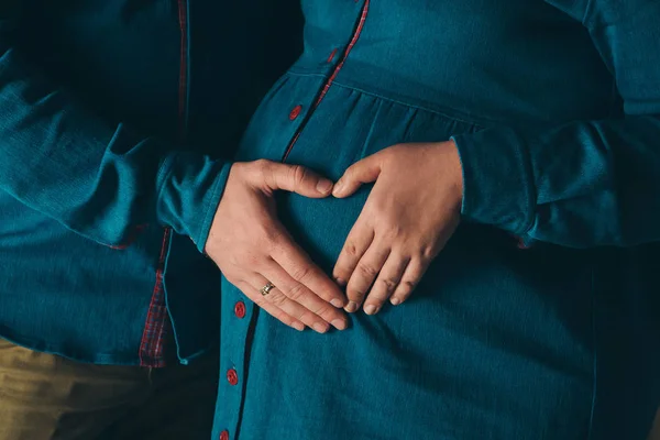 Ciąży Kobieta Mężczyzna Trzymając Ręce Brzuchu Białym Tle Serce — Zdjęcie stockowe