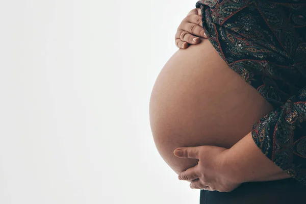 Donna Incinta Che Tiene Mano Sulla Pancia Uno Sfondo Bianco — Foto Stock